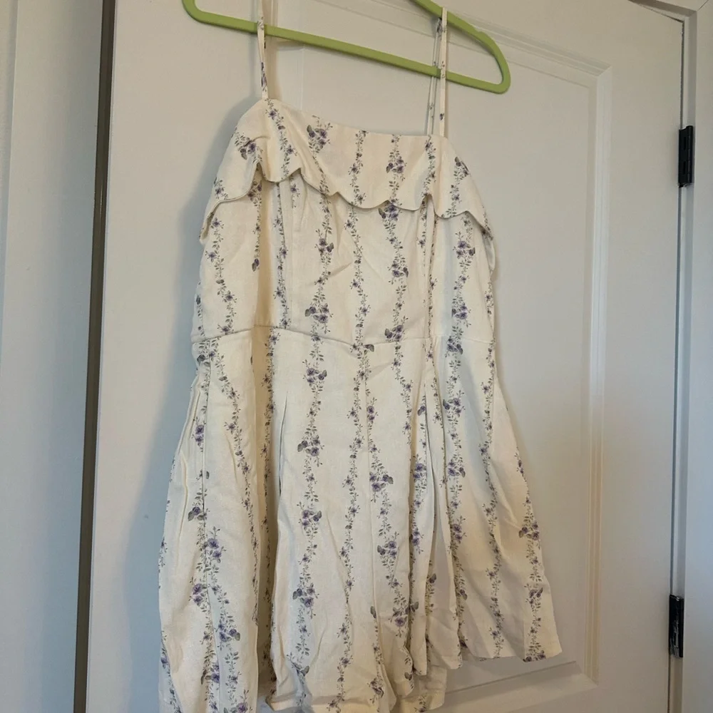 Francesca’s Cream and Purple Dainty Floral Romper Size XL NWT - Picture 2 of 5